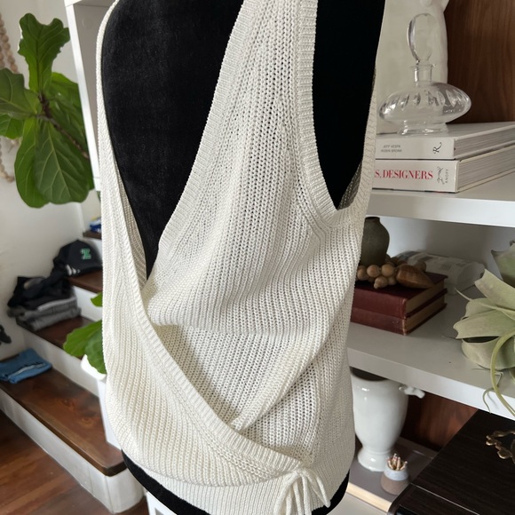 Aritzia Babaton white backless tank in size small - Picture 4 of 9